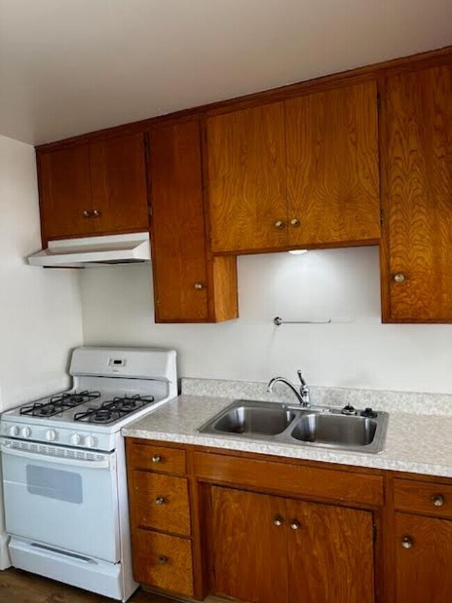 Building Photo - Charming One Bedroom Upstairs Apartment