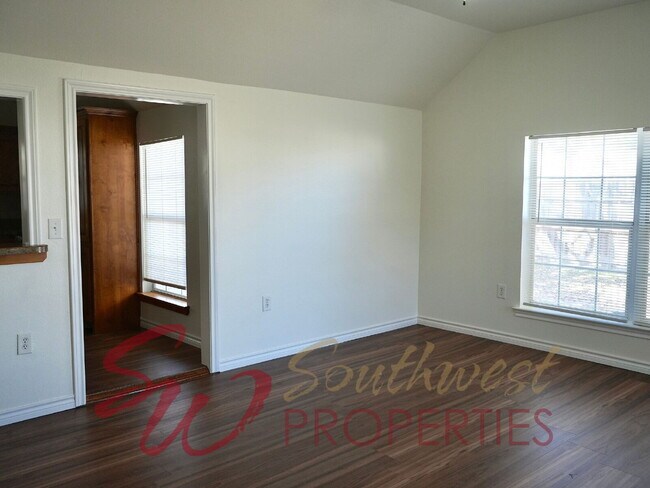 Building Photo - Good looking 3 bedroom 2 bath with huge yard!