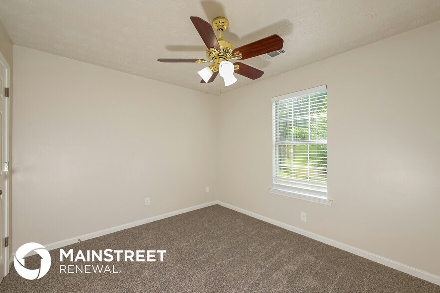 Building Photo - 2270 Village Dr