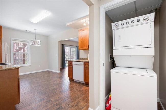 Building Photo - 1083 Soaring Way NE