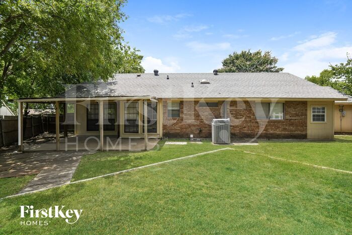 Building Photo - 826 Woodhaven Ln