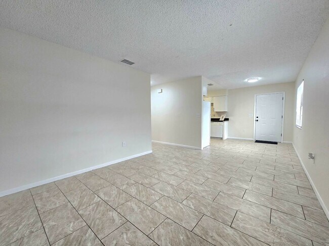 Building Photo - [1736-1738] Fern Rd E