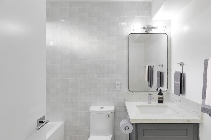 Building Photo - Affordable 2BR/2BA in Santa Monica 90403 — Section 8 Voucher Holders Welcome