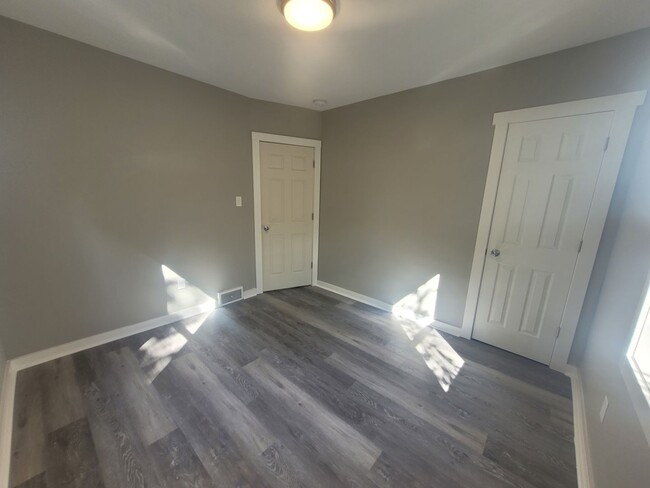 Building Photo - Recently Renovated 2 Bedroom, 1 Bathroom H...