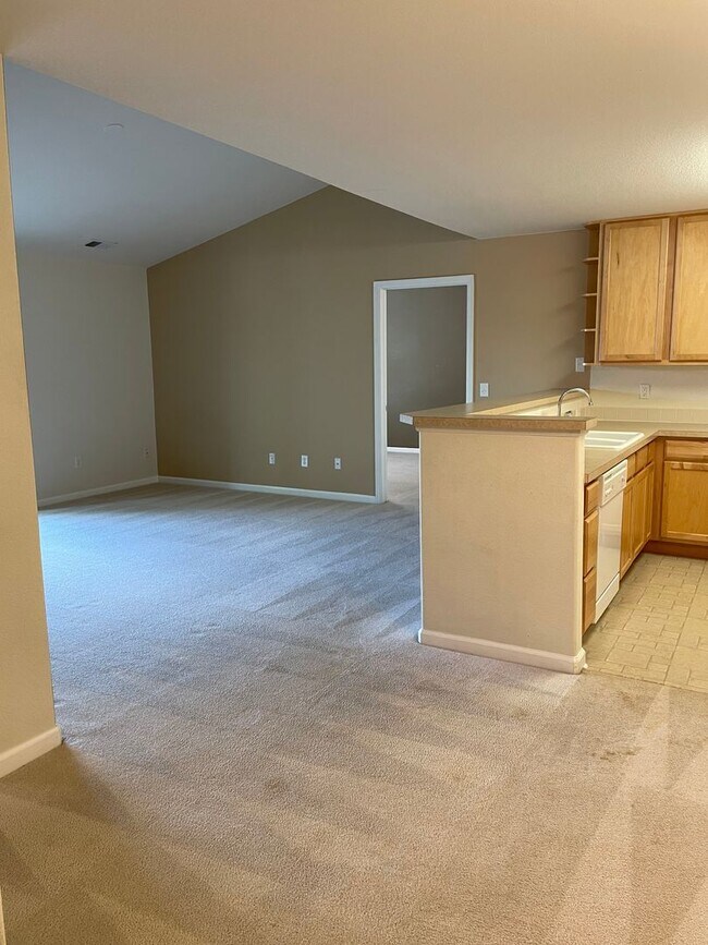 Building Photo - 2 bed/2 bath 2nd-floor condo in Lakeshores at Centerra.