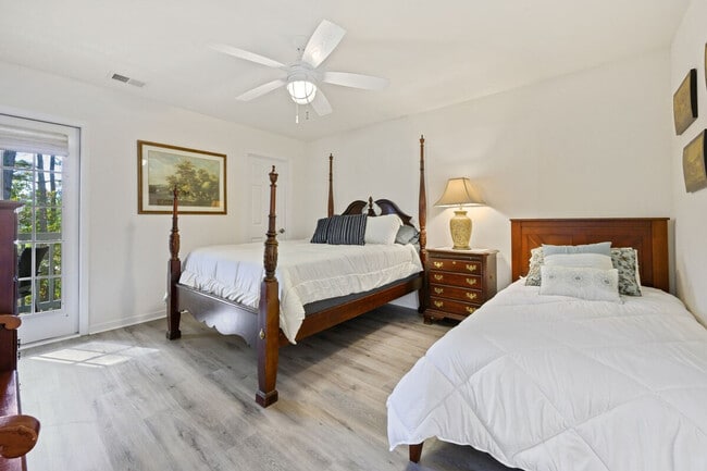 Building Photo - 987 Blue Stem Dr