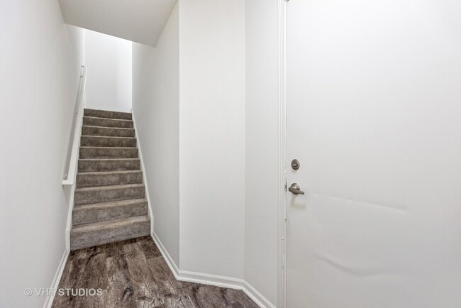 Building Photo - 431 Chopin Ct