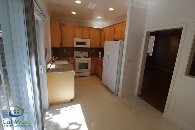 Building Photo - $4,095 - Beautiful 3bd/2.5ba Townhouse in the Palmia Community near Hwy 85 and Cottle!
