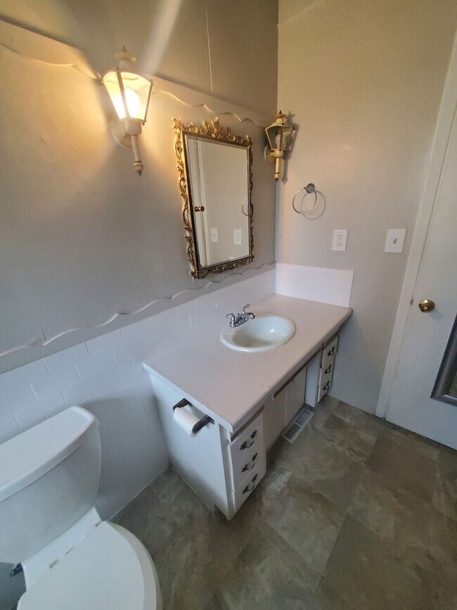 Building Photo - Spacious Ranch Style 4 BR Available in Aug...