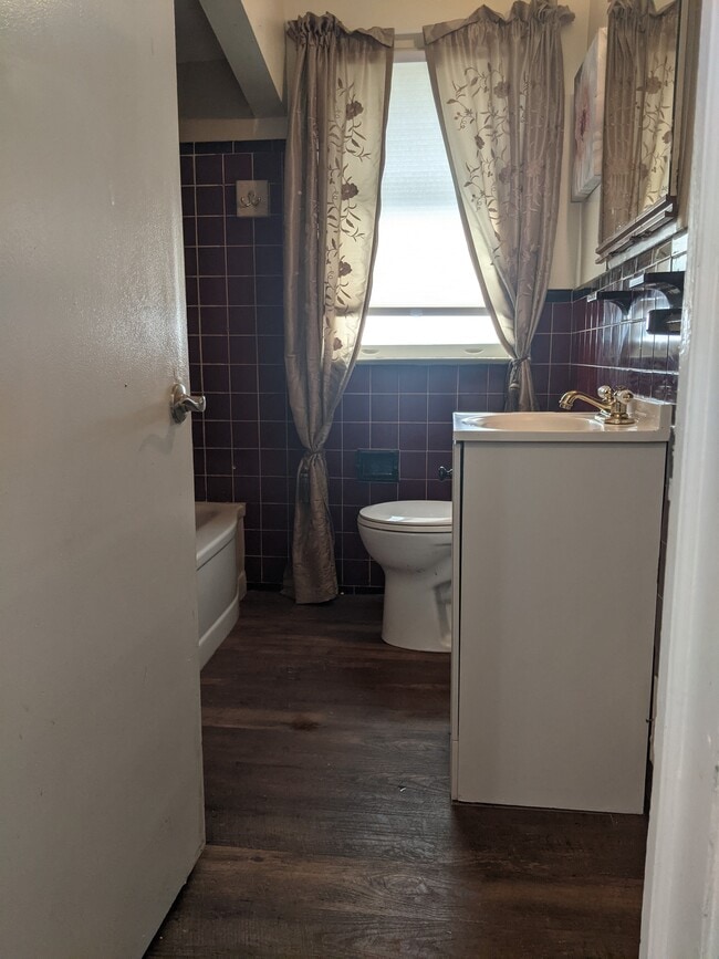 main bathroom - 8490 Trinity St