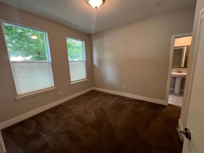 Building Photo - 2 bedroom | 2.5 bathrooms | Home in Alkali...