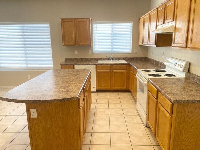 Building Photo - Sharp & Clean 4 Bedroom/ 2 Bath Single Lev...