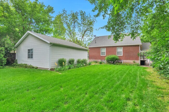 Building Photo - 4858 Viewmont St