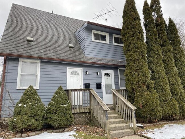 Building Photo - 900 Woodlawn Ave