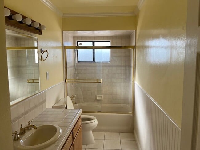 Building Photo - HOUSE