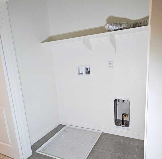 Building Photo - JAMIE LN UNIT 1 FONTANA 92336 (4 BED / 3 BATH)