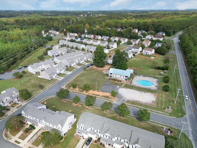 Building Photo - 558 Calen Ln
