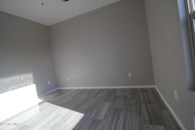 Building Photo - 517 Val Verde St