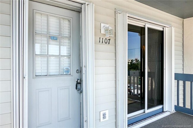 Building Photo - 1585 NE Beacon Dr