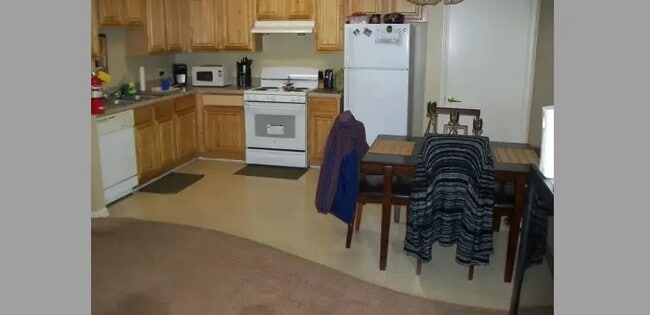 Building Photo - 1900 Snows Mill Ave