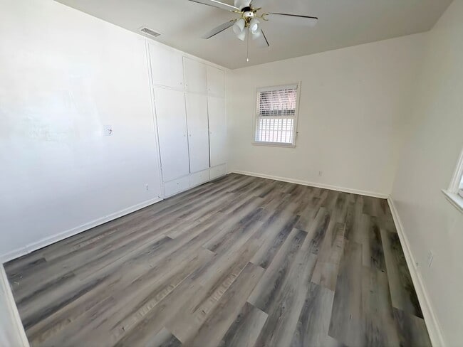 Building Photo - 587 E Arrow Hwy