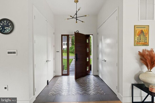 Building Photo - 3820 Argyle Terrace NW
