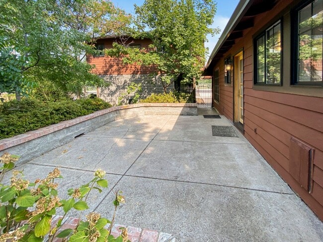 Building Photo - Garfield House: Fully Furnished House, Large private lot across from Golf Course $300 Utility Fee