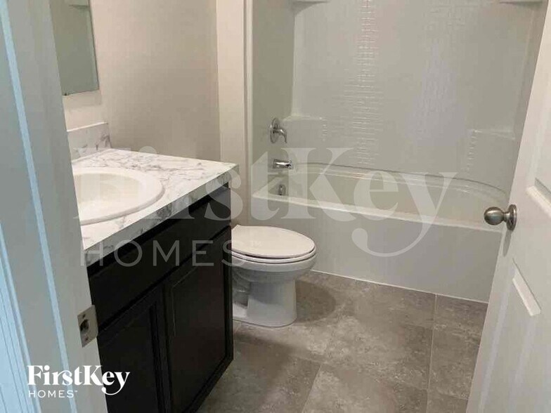 Building Photo - 6938 NW Daffodil Ln