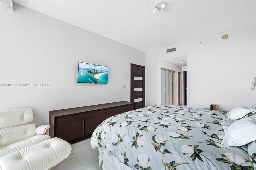 Building Photo - 900 Biscayne Blvd