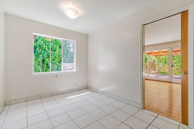 Building Photo - Classic Ranch Style Home in Top School Dis...