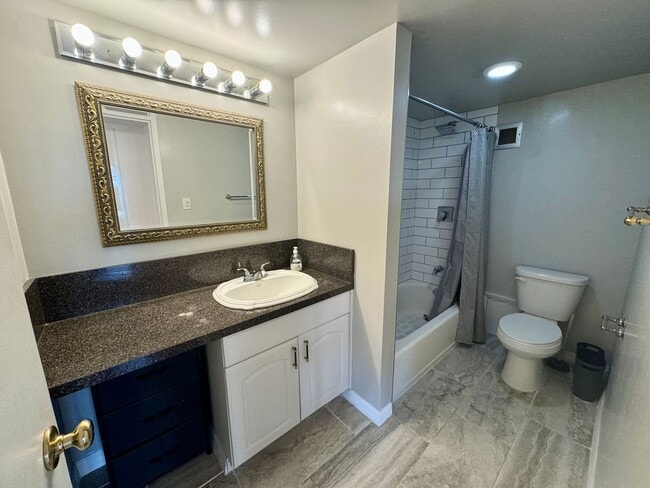 Building Photo - FURNISHED 1 Bed 1 Bath In Amazing Location...