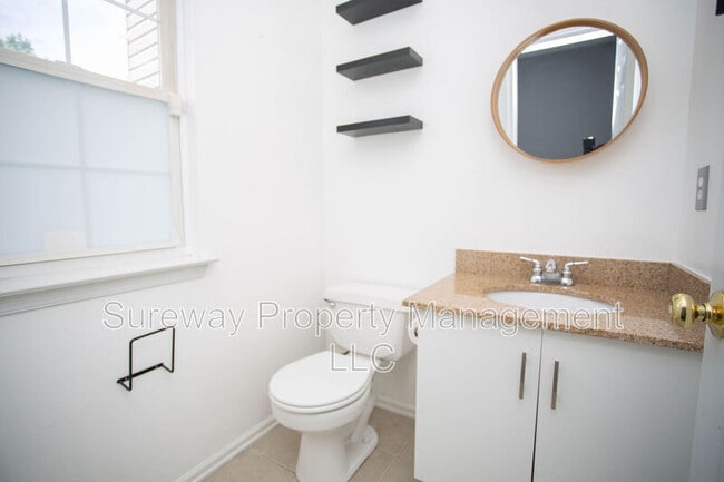 Building Photo - 605 Doral Dr