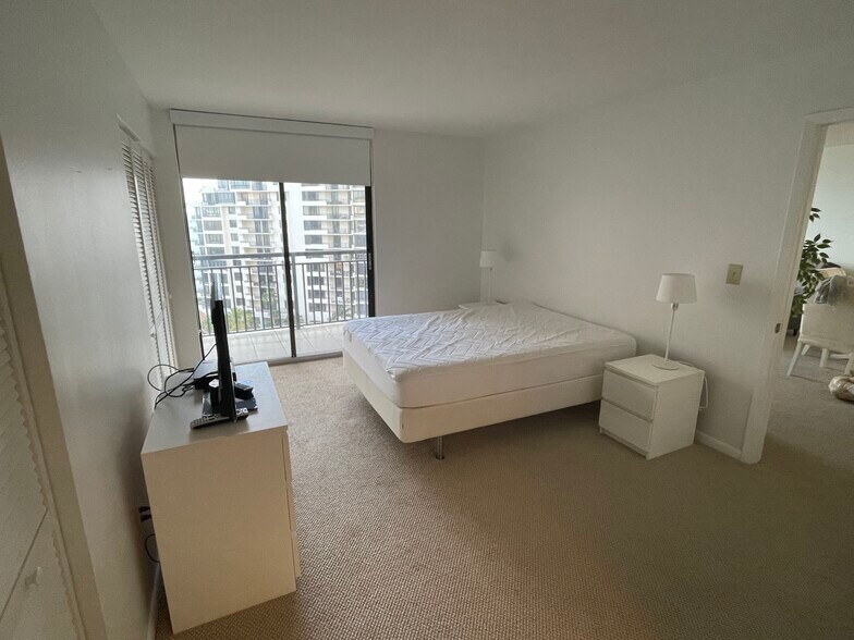 Building Photo - 540 Brickell Key Dr
