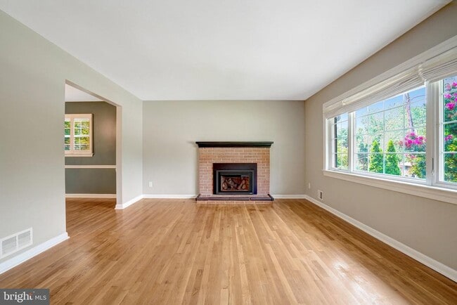 Building Photo - 821 N Latham St
