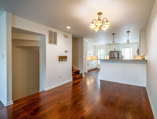 Building Photo - Sophisticated Townhome Steps from East Fal...