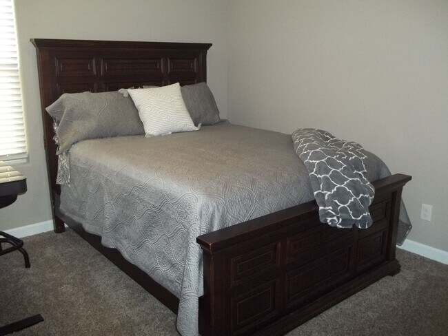 Building Photo - Stunning Fully furnished home 3 bed 2.5 baths 2056 sq ft w/heated pool!!! Must see will rent fast!