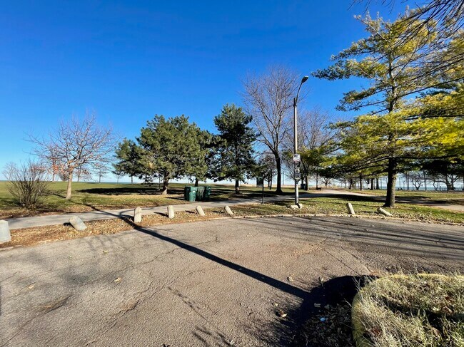 Building Photo - 1127 W Farwell Ave