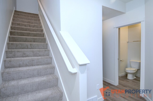 Building Photo - 1006 W 430 S