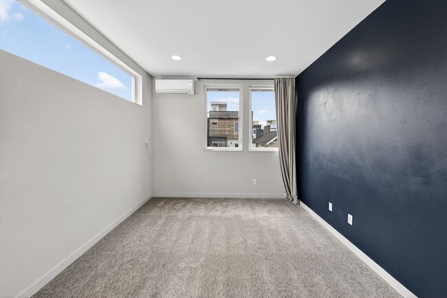 Building Photo - 2622 SW Nevada St