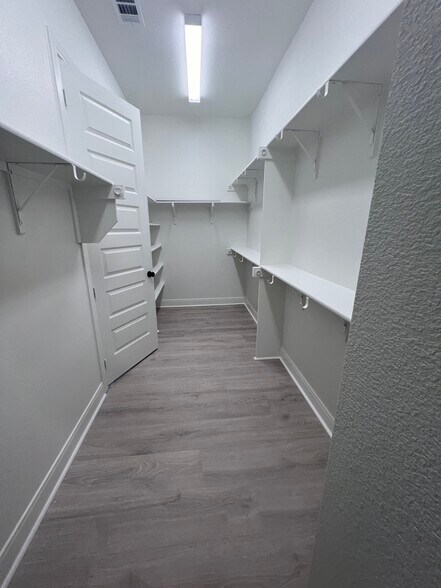 Building Photo - 13961 Longvalley Dr