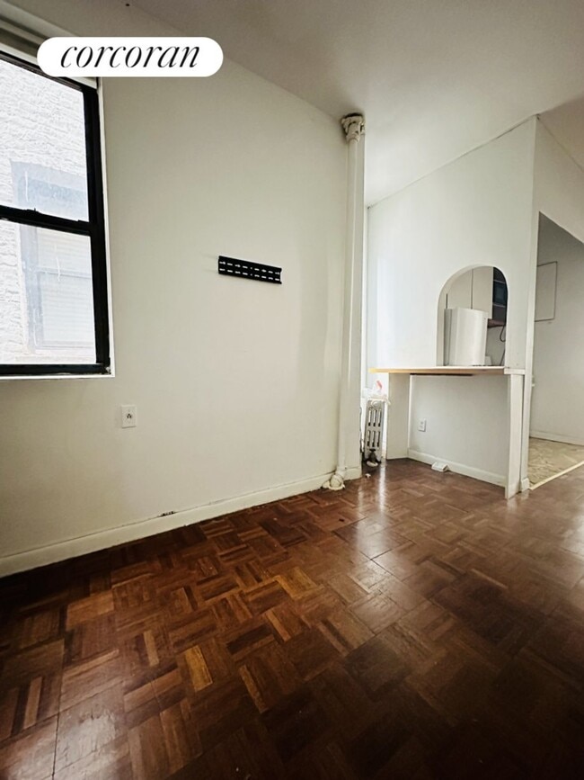 Building Photo - 424 E 66th St