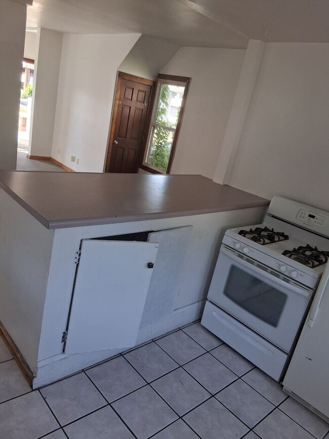 Building Photo - Charming 2-Bedroom Home in Rockford – Upda...