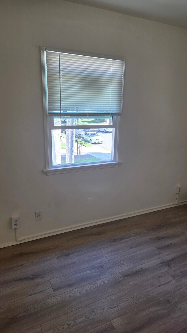 Building Photo - 4135 W Toluca Lake Ave