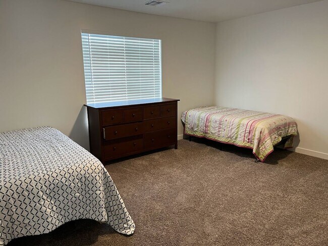 Building Photo - Beautifully Furnished 4 bedroom 2.5 Bath!