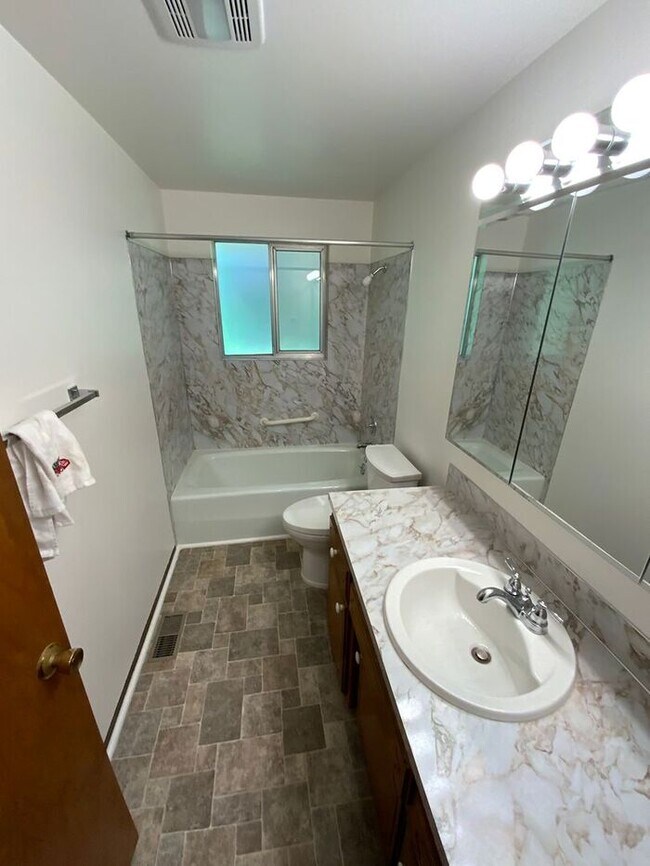 Building Photo - Fox Island home 3bdr 2 bath 2 car gar