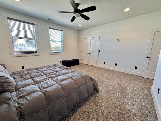 Building Photo - 2 Bed, 2.5 Bath Townhome with 2 Reserved Parking Spots