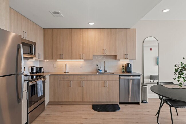 Building Photo - 901 Canal St