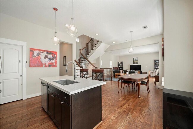 Building Photo - 925 W 23rd St