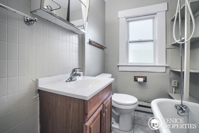 Building Photo - Charming 2BR on Lane and Indiana