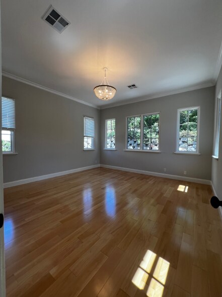 Building Photo - 6 Whiting Ct